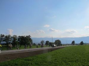 Kolesarji mimo nove pešpoti Hlebce Lesce